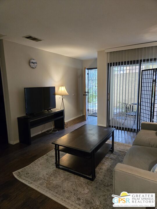 2810 N Arcadia Court, Palm Springs CA: https://media.crmls.org/mediaz/a3e910f7-bfb1-444b-83ee-bddb8d3dce31.jpg
