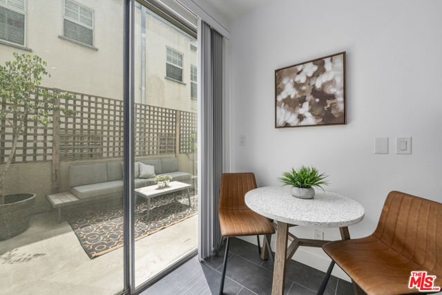 350 S Spalding Drive, Beverly Hills CA: https://media.crmls.org/mediaz/a3e9a503-6e1a-43f9-a21d-d483646463f5.jpg