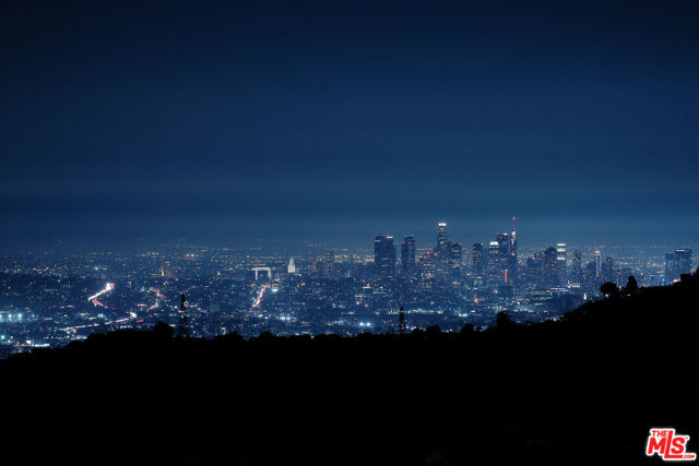 2500 Briarcrest Road, Beverly Hills CA: https://media.crmls.org/mediaz/a3ec00ad-8332-46a4-b5dd-e469e1b0303c.jpg