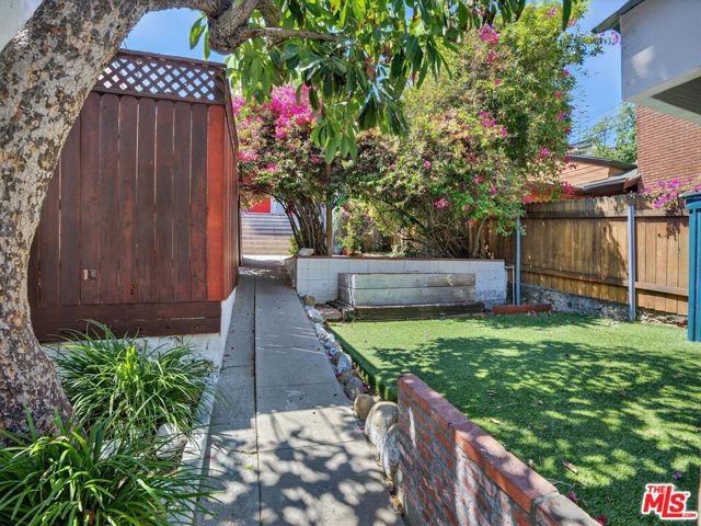 2565 Glen Green Street, Los Angeles CA: https://media.crmls.org/mediaz/a3f18d6c-c704-4ba9-9680-2d9a42a4cb1b.jpg
