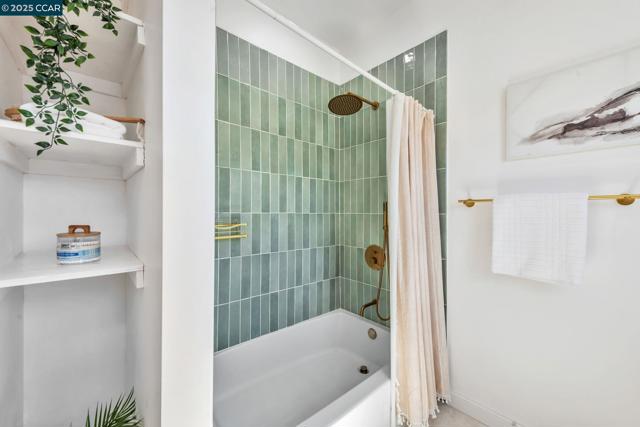 941 45Th St, Oakland CA: https://media.crmls.org/mediaz/a3f1c4e8-771d-4596-9ab4-ee9cd71abcda.jpg