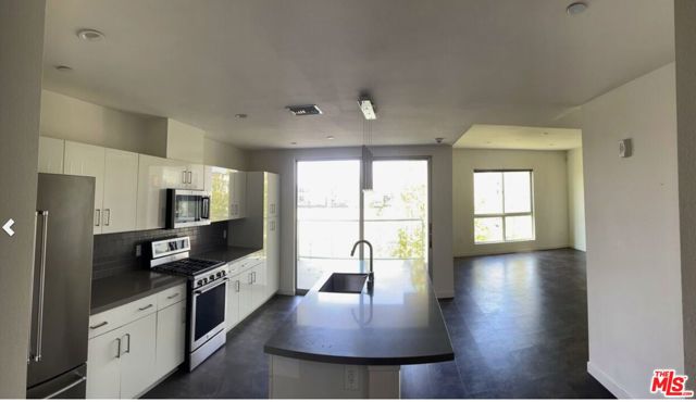 4140 Glencoe Avenue, Marina del Rey CA: https://media.crmls.org/mediaz/a3f2050b-8ae7-475e-b723-c0973e6e1c4d.jpg