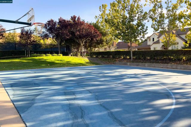 9356 Mediar Dr, San Ramon CA: https://media.crmls.org/mediaz/a3f2e920-6eb8-4b48-809d-9629913a6ccc.jpg