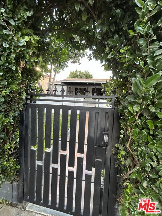 643 N Vista St, Los Angeles CA: https://media.crmls.org/mediaz/a3f2feab-a032-4986-9957-1892cefea237.jpg