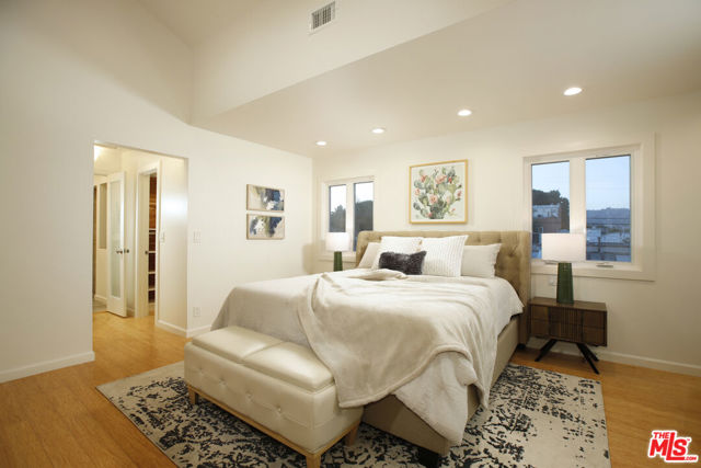 426 S Swall Drive, Beverly Hills CA: https://media.crmls.org/mediaz/a3f493d9-5ac2-48ad-89d4-91c209ecc5ba.jpg