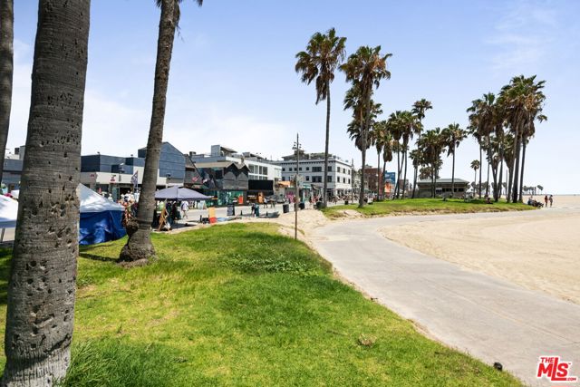 21 Park Avenue, Venice CA: https://media.crmls.org/mediaz/a3f49e81-ce42-46de-96ca-aaa38856793d.jpg