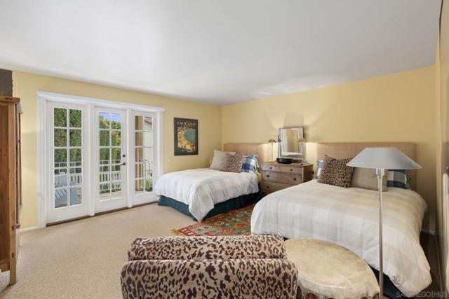 7612 Hillside Dr, La Jolla CA: https://media.crmls.org/mediaz/a3f666b4-8764-4229-8a1c-a412dd5ef011.jpg