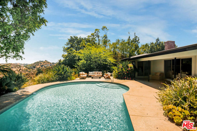 2700 Carmar Drive, Los Angeles CA: https://media.crmls.org/mediaz/a3f7753f-a500-4ef4-8f49-e0fc7345ee5f.jpg