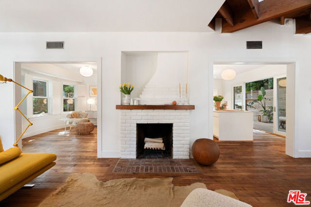 729 Superba Avenue, Venice CA: https://media.crmls.org/mediaz/a3fabc3f-084d-4694-b6ff-433e7f358665.jpg