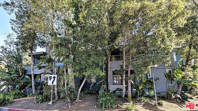 960 Sanborn Avenue, Los Angeles CA: https://media.crmls.org/mediaz/a3fad720-90cf-4b9d-bad2-b411b2b8682e.jpg