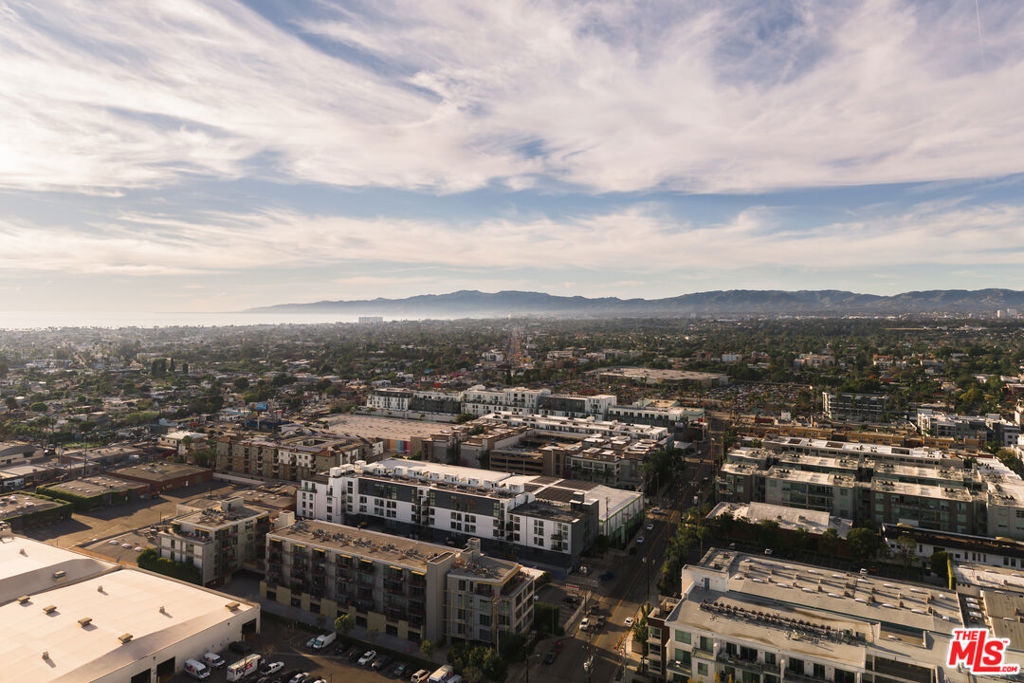 https://media.crmls.org/mediaz/a3fb5be2-dfbd-42f8-adfd-511186eb4d28.jpg?preset=X-Large