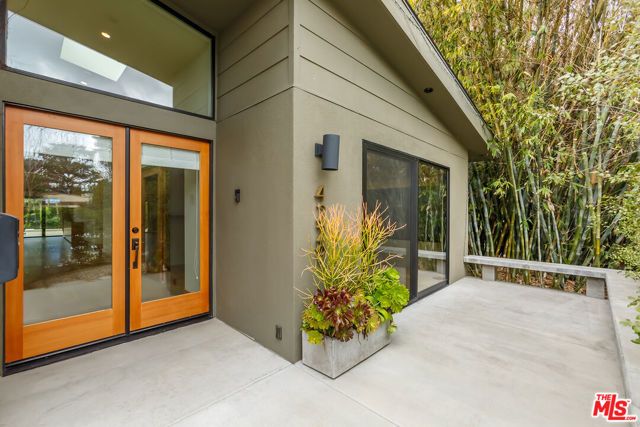 4229 Elmer Avenue, North Hollywood CA: https://media.crmls.org/mediaz/a3fb9391-4204-413b-a975-42d716eab796.jpg