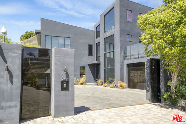 9152 Janice Place, Beverly Hills CA: https://media.crmls.org/mediaz/a3fc9ee2-87d4-4ec5-a7cc-58dfa245e389.jpg