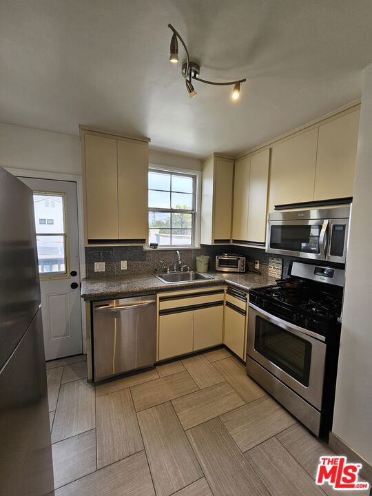 2333 S Garth Avenue, Los Angeles CA: https://media.crmls.org/mediaz/a3fd316e-f61d-47f2-a8b9-c879a42ed1b1.jpg
