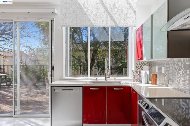 906 Vista Pointe Dr, San Ramon CA: https://media.crmls.org/mediaz/a3fe14de-b6a6-4c2b-93bb-70bc2381ab5c.jpg