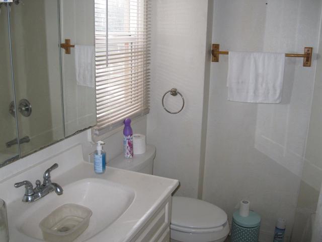 2421 Ritchie St, Oakland CA: https://media.crmls.org/mediaz/a3ff483f-aeb5-4c78-aa78-b9708199bb89.jpg