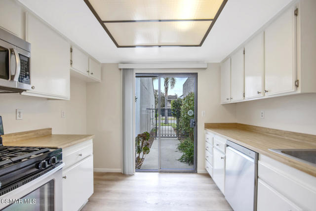 4535 Falkirk Bay, Oxnard CA: https://media.crmls.org/mediaz/a3ff65d0-0940-4305-9797-292bf6e9cd52.jpg