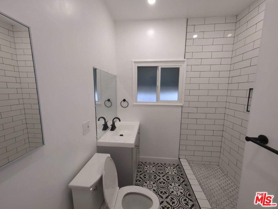 https://media.crmls.org/mediaz/a401b2f0-9fb5-4c67-a333-89a314e59296.jpg?preset=X-Large