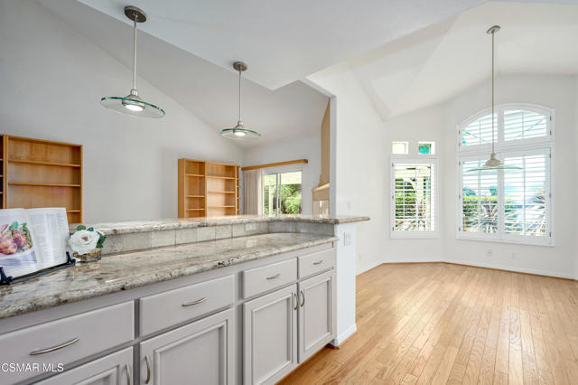 3695 Mapleknoll Place, Thousand Oaks CA: https://media.crmls.org/mediaz/a401b6b0-80f2-4f1f-8d74-568e3d433f39.jpg