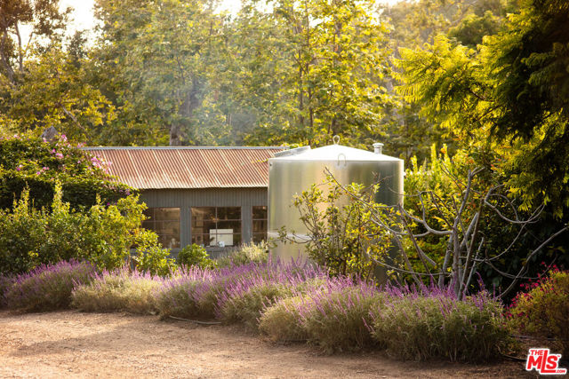 5949 Bonsall Drive, Malibu CA: https://media.crmls.org/mediaz/a402d491-2022-4852-bc73-fd7947d3b09c.jpg