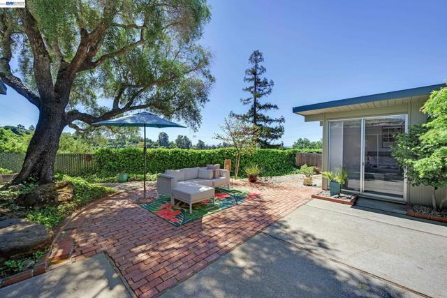 5354 Greenridge Rd, Castro Valley CA: https://media.crmls.org/mediaz/a403c645-c8f5-4de4-9fc1-57decdea9c4d.jpg