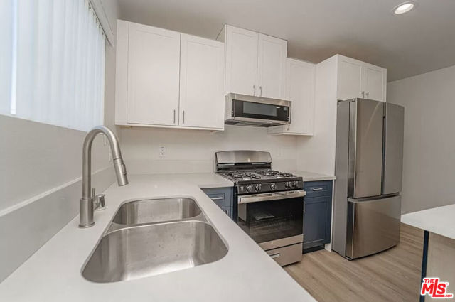 204 E 29th Street, Los Angeles CA: https://media.crmls.org/mediaz/a403f018-3109-4569-b504-cc00ecf3a821.jpg