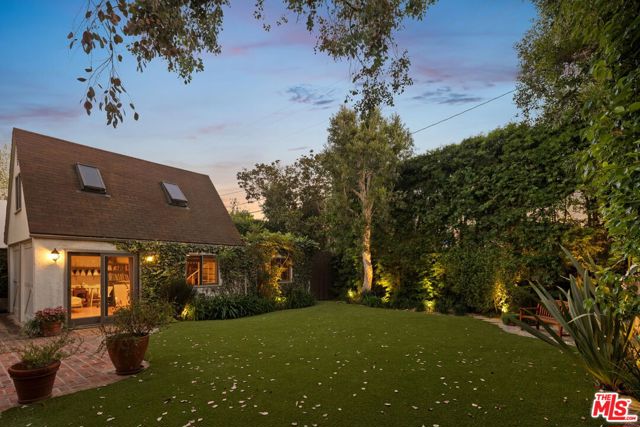 440 19th Street, Santa Monica CA: https://media.crmls.org/mediaz/a4050930-3f16-42ff-9160-503a69928926.jpg