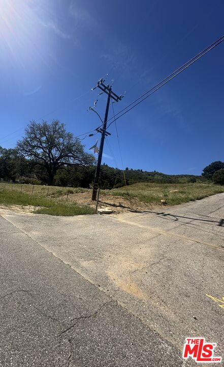 2391 Stokes Canyon Rd, Calabasas CA: https://media.crmls.org/mediaz/a4051651-8b3d-441b-9d9a-2787382e9c20.jpg