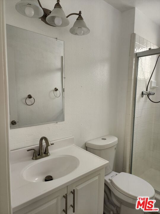 18547 Collins Street, Tarzana CA: https://media.crmls.org/mediaz/a4059885-892a-45f7-a2a1-761845c9a300.jpg