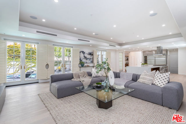 107 N Doheny Drive, Beverly Hills CA: https://media.crmls.org/mediaz/a405bd56-0e05-4950-bdd3-758aace7d87d.jpg