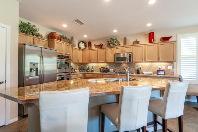 81945 Golden Star Way, La Quinta CA: https://media.crmls.org/mediaz/a406af13-3dc9-41b3-b7e1-9ff2001230ca.jpg