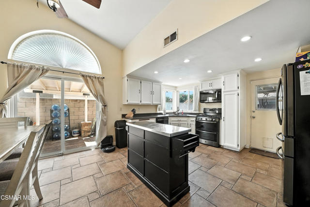 241 Cottonwood Lane, Fillmore CA: https://media.crmls.org/mediaz/a406af26-a848-4bd8-8029-7f99894b3c82.jpg