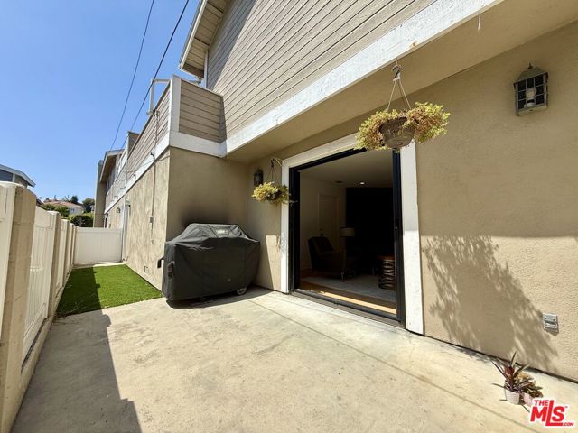 2008 Belmont Lane, Redondo Beach CA: https://media.crmls.org/mediaz/a406eb55-8b19-49fa-85f2-0dec85766dbb.jpg