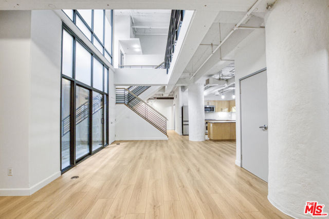 330 W 11th Street, Los Angeles CA: https://media.crmls.org/mediaz/a407d1c6-0253-467d-baa1-93cb08aa8756.jpg