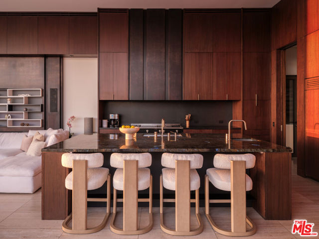 1305 Collingwood Place, Los Angeles CA: https://media.crmls.org/mediaz/a40924a1-5856-4cb5-a719-81a23f7d4418.jpg