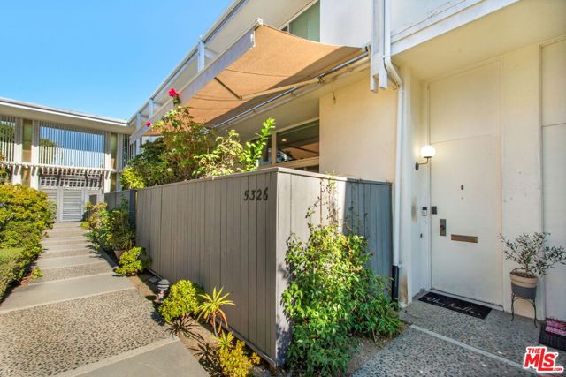 5326 Fairview Boulevard, Los Angeles CA: https://media.crmls.org/mediaz/a4099650-8f9f-4693-8d0f-116fa2f77c2d.jpg