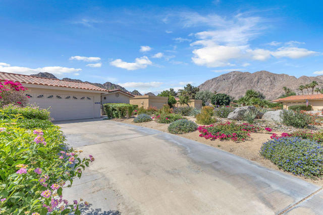 78565 Vista Del Fuente, Indian Wells CA: https://media.crmls.org/mediaz/a40a0fc5-0229-49a9-9a4a-3821432a145e.jpg