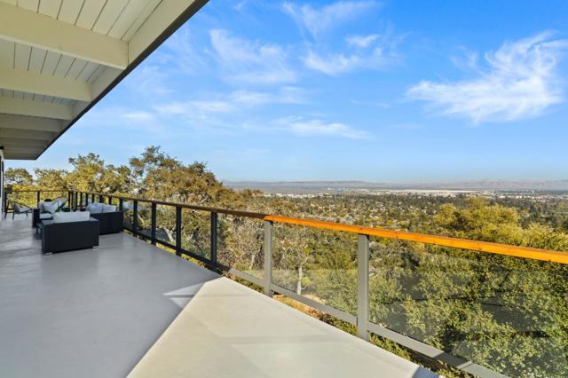 760 Loma Court, Redwood City CA: https://media.crmls.org/mediaz/a40aa9e4-b021-4712-90df-df535d0156b1.jpg