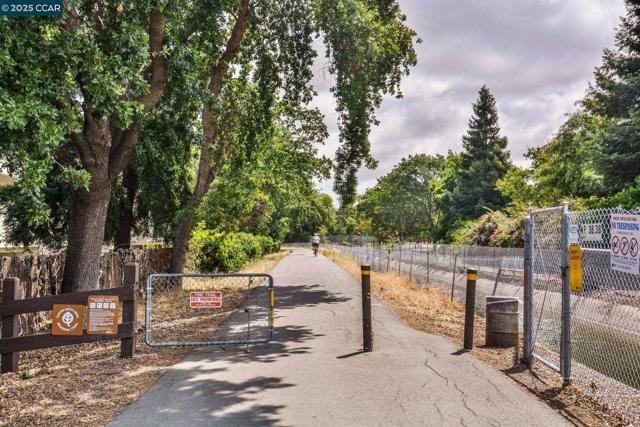 2584 Oak Rd, Walnut Creek CA: https://media.crmls.org/mediaz/a40b6e97-20c3-4af9-af87-03b38c52631a.jpg