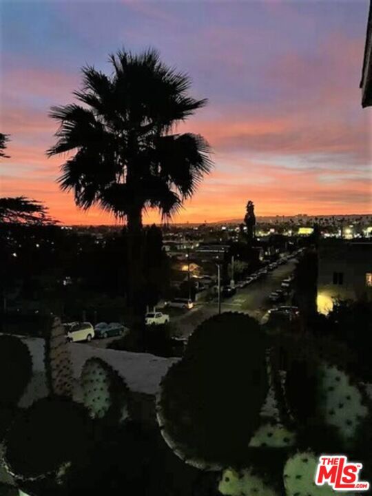 https://media.crmls.org/mediaz/a40c32e7-6f85-40c7-950c-171db9c06a48.jpg?preset=X-Large