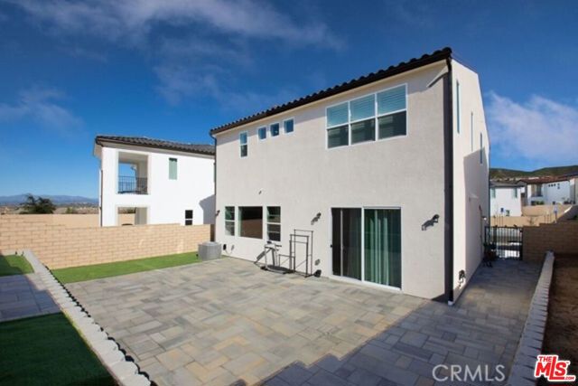 19278 Blackthorn Drive, Santa Clarita CA: https://media.crmls.org/mediaz/a40d0fc7-42a9-4d76-988b-b75d1888ba2c.jpg