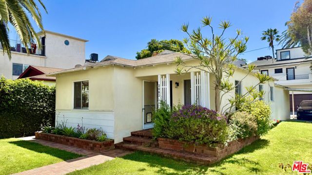 2403 Ocean Avenue, Venice CA: https://media.crmls.org/mediaz/a40d1317-2c75-4fd1-b880-9b822ca7a81a.jpg