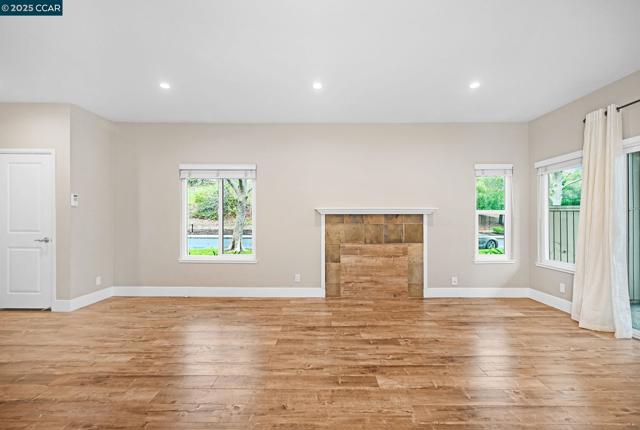 273 S Overlook Dr, San Ramon CA: https://media.crmls.org/mediaz/a40de061-b558-49f8-9a57-d71f96b82f12.jpg