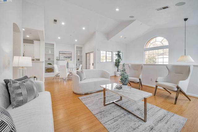 5786 Belleza Dr, Pleasanton CA: https://media.crmls.org/mediaz/a40ebf83-41b5-4d29-b68d-29f559c16e98.jpg