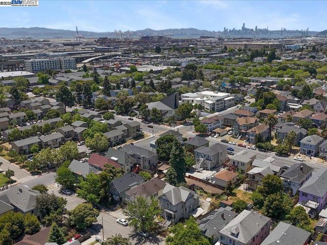 1013 Chestnut St, Oakland CA: https://media.crmls.org/mediaz/a40ec833-8541-47a7-83ac-62e678c2a1f3.jpg