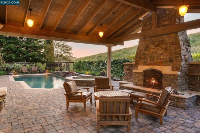 129 Alta Vista Way, Danville CA: https://media.crmls.org/mediaz/a40ed31c-a960-4438-97c0-ef4ad1339ce4.jpg