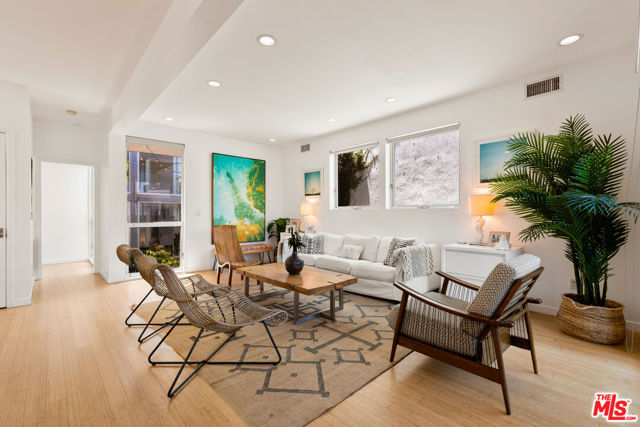 1410 Pacific Avenue, Venice CA: https://media.crmls.org/mediaz/a4106809-8278-4ac8-b5fd-bcea5c302e3f.jpg