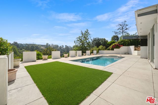 2442 Green View Place, Los Angeles CA: https://media.crmls.org/mediaz/a410d813-9044-4330-9147-e25c684e4cfe.jpg