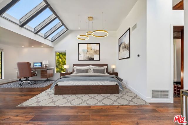 3372 Longridge Terrace, Sherman Oaks CA: https://media.crmls.org/mediaz/a41120fa-e81e-4746-8157-6a71a7c479b6.jpg
