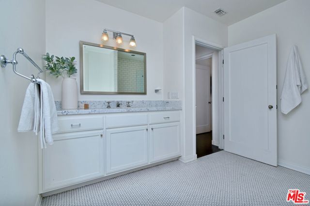 4277 Beck Avenue, Studio City CA: https://media.crmls.org/mediaz/a411aa27-96c8-47f6-9b3a-dc64cdb7ea6c.jpg